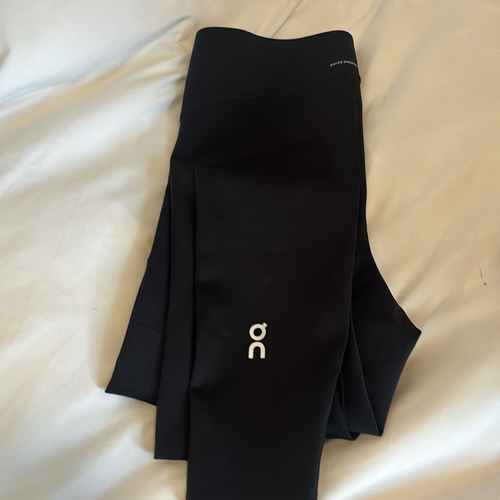 BRAND NEW. Missing tag. NEVER WORN On Running Train Tights (7/8) Black Leggings